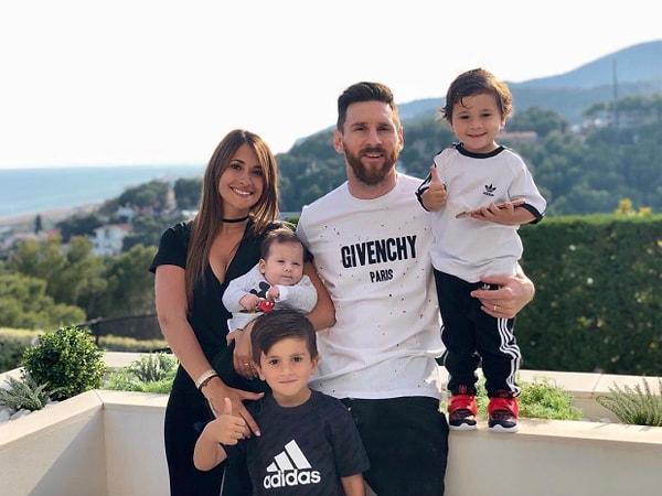 Messi ise Castelldefels'de Antonella Roccuzzo ile birlikte yaşadığı, 5,5 milyon sterlinlik modern bir Barselona konağına sahip.