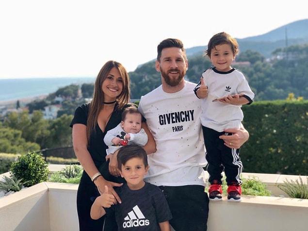 Messi ise Castelldefels'de Antonella Roccuzzo ile birlikte yaşadığı, 5,5 milyon sterlinlik modern bir Barselona konağına sahip.