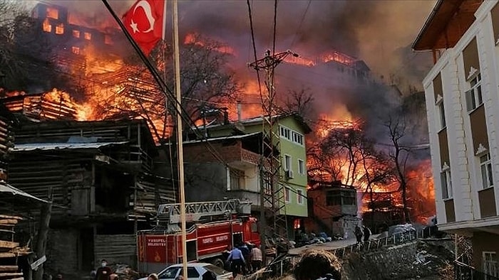 60'a Yakın Ev Yandı! Artvin'deki Köy Yangını Kontrol Altına Alındı