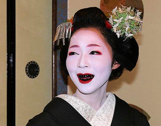 2. Japonya'da siyah dişlere sahip olmak; güzel, saygı duyulan, olgun ve sadık olduğunuz anlamına geliyordu.