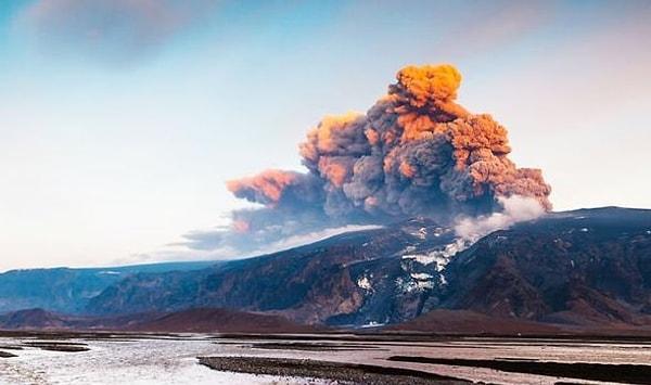 En son 1000 yıl önce patlayan volkanın şu anda ne zaman patlayacağı belirlenemiyor, şehirdeki herkes tetikte!