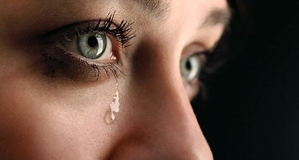 5. Ağlamak, kelimelerin yetmediği noktada vücudunuzun kendini ifade etme biçimidir. Ağlamamaya çalışmayın, kendinizi serbest bırakın.