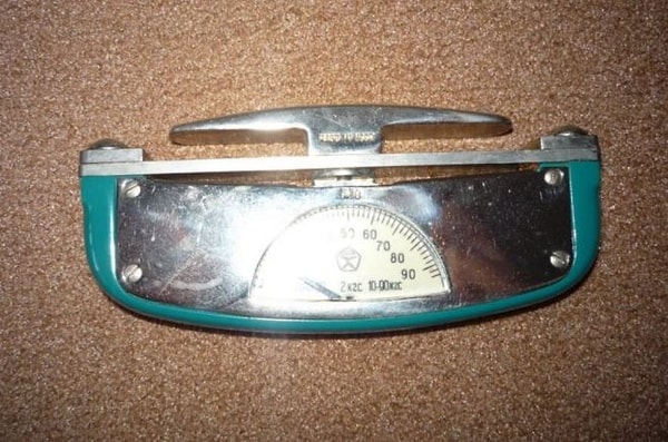 7. А здесь вы можете наблюдать динамометр. С помощью этого прибора измеряли силу в кистях рук.