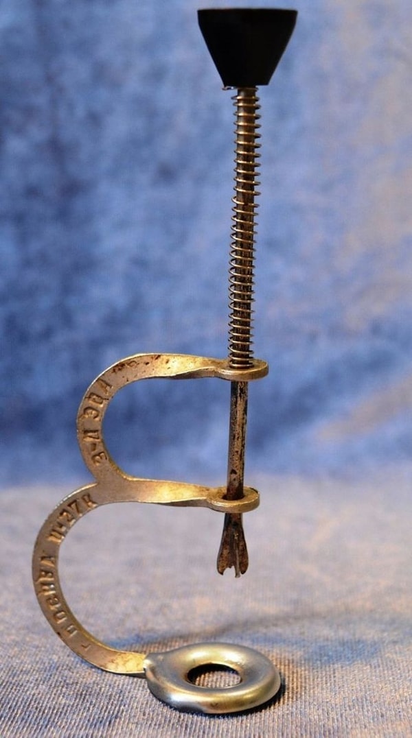 14. А при помощи этой страшной штуки доставали косточки из вишни