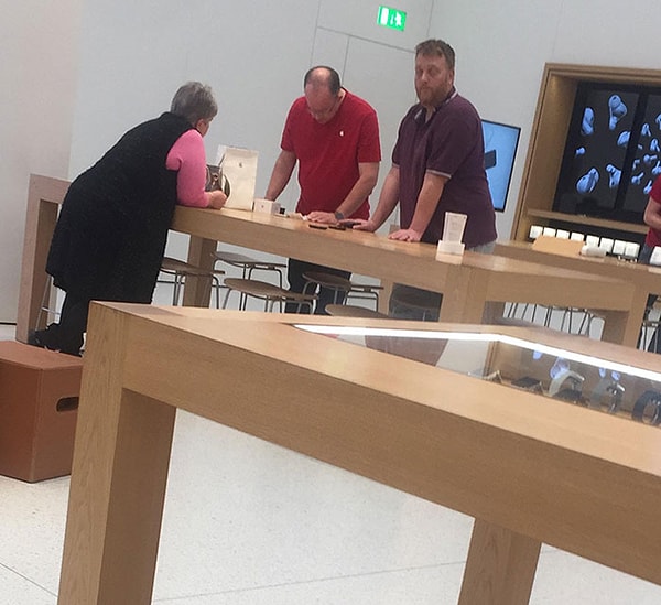 5. Какая-то Карен в ярости зашла в Apple Store и попросила вернуть деньги за свой iPhone 5. Я не слушал весь разговор, но, проходя мимо, услышал, как менеджер спросил ее, заряжала ли она свой телефон, на что она ответила: "Нет"