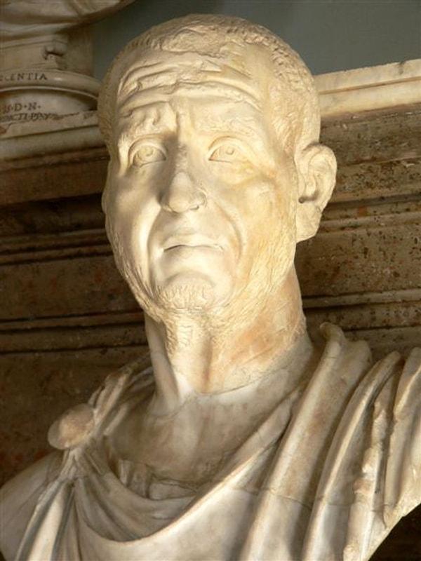 3. yüzyılda Roma İmparatoru Decius, Efes'e gelir ve Roma tanrılarına (putlara) tapınmayı emreder. Ayrıca Hıristiyanlar'ın bu tanrılara kurban vermesi gerekmektedir.