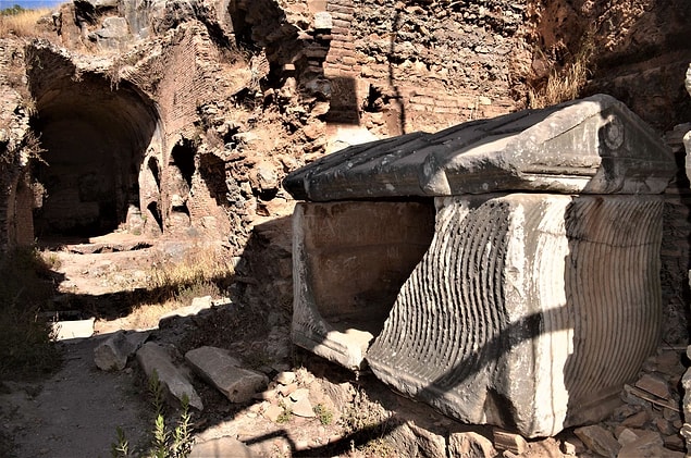 Ve 307 yıl sonra İmparator II. Theodosios zamanında, papaz Thedore öncülüğünde ölümden sonra dirilişi inkâr eden bir akım baş gösterir. Hıristiyanlığı kabul eden imparator bundan son derece rahatsız olur.