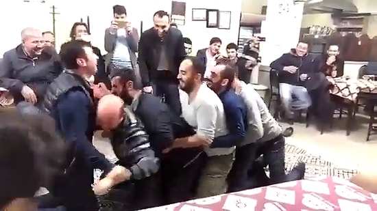 Onlarca Erkeğin Bir Odaya Toplaşıp 'Motor Oyunu' Oynadıkları Bi' Acayip Görüntüler