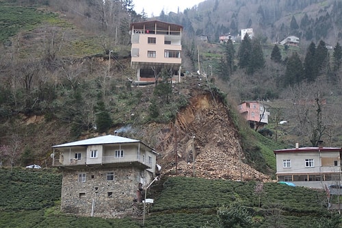 Rize'de Heyelan: 3 Ev Yıkılma İhtimali Nedeniyle Tahliye Edildi