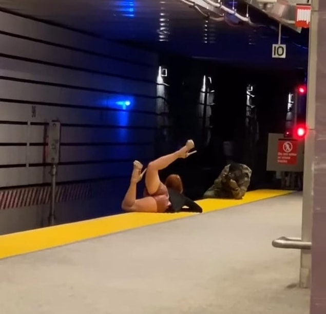 2. "Metroda sıradan bir fotoğraf çekimi"
