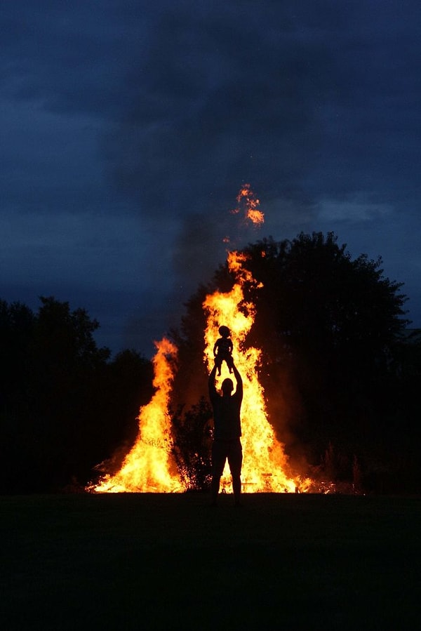 10. У костра. Жена сказала мне высоко держать нашего рьенка, чтобы получить «крутой снимок». Это выглядит так, будто я собираюсь принести его в жертву