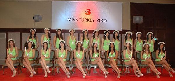 Ancak biz onu ilk olarak 2006 yılında Miss Turkey Güzellik yarışmasında "Veet Türkiye Güzeli" seçilmesiyle tanıdık.