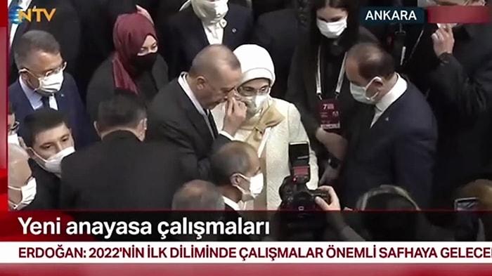 Cumhurbaşkanı Recep Tayyip Erdoğan Oy Kullanırken Emine Erdoğan'ın Dikkat Çeken Sinirli Hareketleri