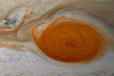 Jüpiter'deki Büyük Kırmızı Leke'nin 'Yamyamlık' Yaptığı Ortaya Çıktı