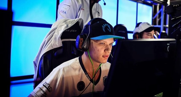 Her şey bitti derken sahneye s1mple çıktı
