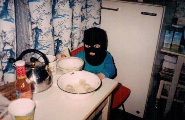 20. Прямо с уличных боев за стол!