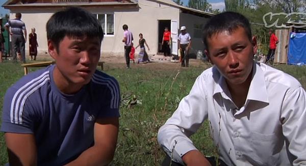 Kız kaçırma Kırgızistan'da yıllardan beri süregelen bir evlenme yöntemidir. Bu gelenek bir erkeğin, evlenmeye karar vermesinin ardından birkaç erkek arkadaşı ile bir araya gelip evlenmek istediği kızı sokağın ortasında yakalayarak kaçırması ile başlıyor.
