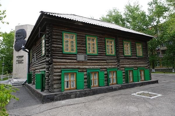 10. Ülkenin önde gelen turistik mekanlarından biri, yazar Fyodor Dostoyevski'nin Rusya sınırına yakın Semey'deki eski evidir. "Suç ve Ceza" ve "Aptal" gibi eserlerinden notların sergilendiği bir müze olarak korunmuştur.
