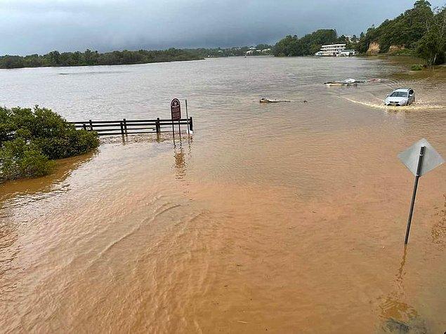 6. Ayrıca Sidney yakınlarındaki nehirlerin de bu yağışlardan dolayı su seviyelerinin yükseleceği konusunda vatandaşlara çeşitli uyarılar yapıldı.