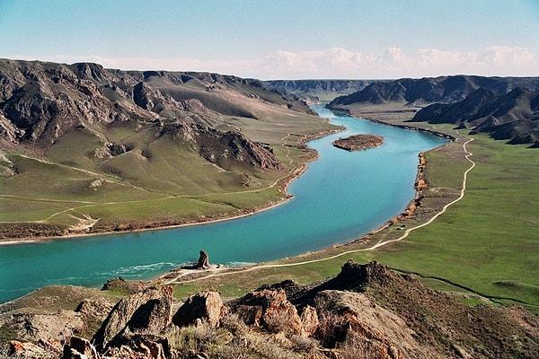 13. Kazakistan'daki Göl Balkhash, dünyanın en büyük göllerinden biridir. Gölün bir kısmı temiz su ve diğer tuzlu sudan oluşur.