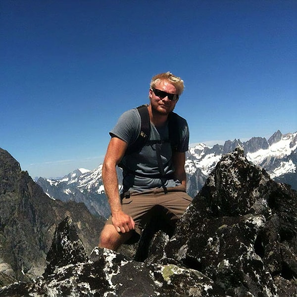 6. "На этой фотографии друга, идущего пешком, он выглядит как великан, сидящий среди гор"