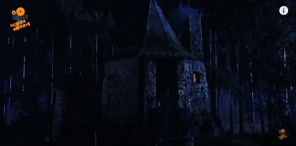 14. Hagrid'in kulübesinin çekimleri film platosuna uzak olmayan bir yerde yapılıyormuş ve çekimler bittiğinde hayranların akınına uğramaması için yerle bir edilmiş.