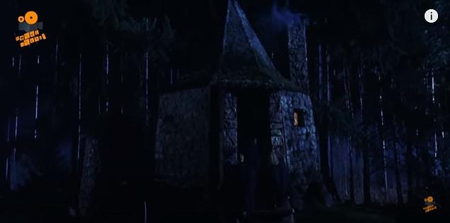 14. Hagrid'in kulübesinin çekimleri film platosuna uzak olmayan bir yerde yapılıyormuş ve çekimler bittiğinde hayranların akınına uğramaması için yerle bir edilmiş.