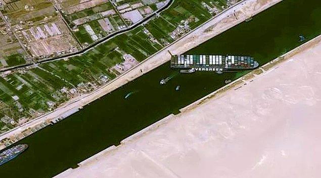 Mısır, karaya oturmuş gemi tekrar hareket edene kadar trafiğin bir kısmını yönlendirmek için kanalın eski yolunu yeniden açtı.