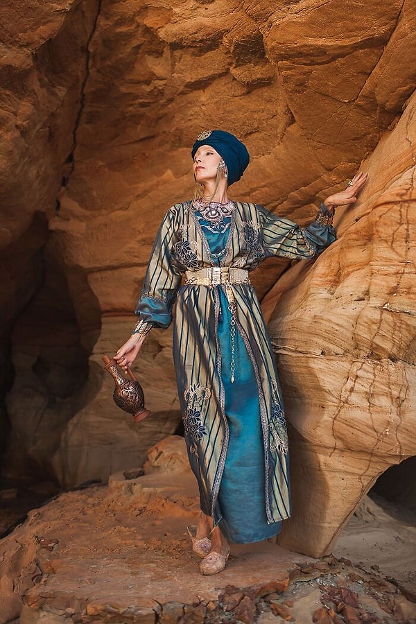 6. Это было еще в 2015 году. За последние шесть лет она была пиратом, императрицей, герцогиней, старой ведьмой, деревенским жителем, крутой леди в стиле стимпанк и многими другими персонажами