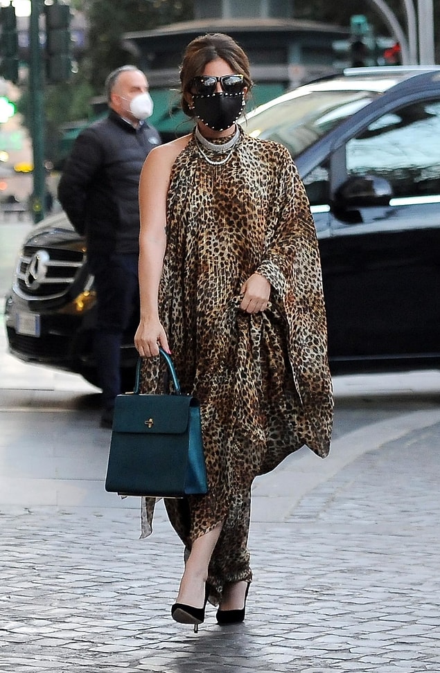 5. Fotoğraf Yalan Dünya setinden değil, Lady Gaga vahşi hayvan desenleri trendini ilk hatırlatan isimlerden.