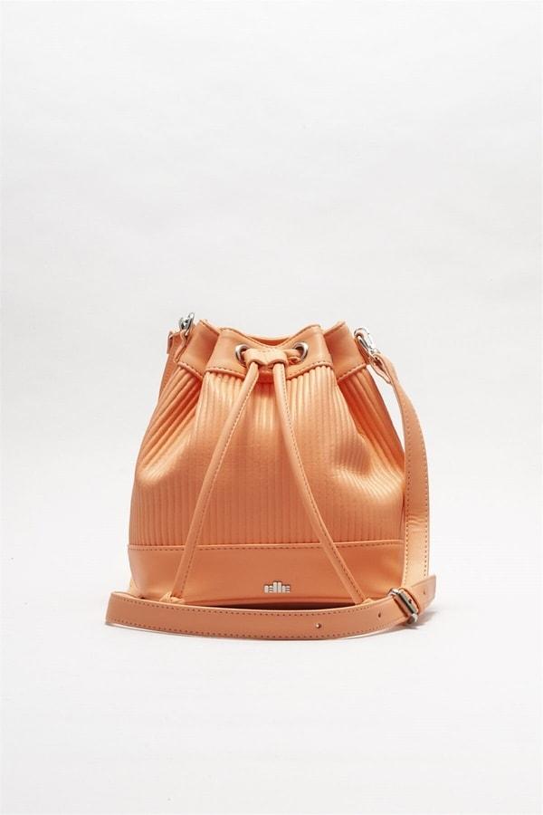 20. Renginin güzelliği... Bu çanta bronz teninize çok yakışacak.
