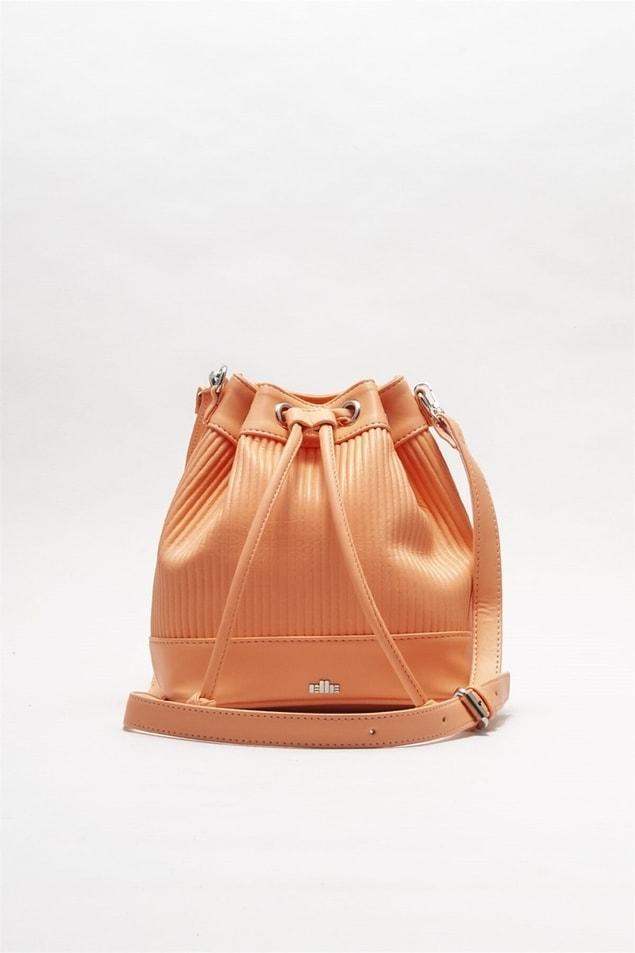 20. Renginin güzelliği... Bu çanta bronz teninize çok yakışacak.