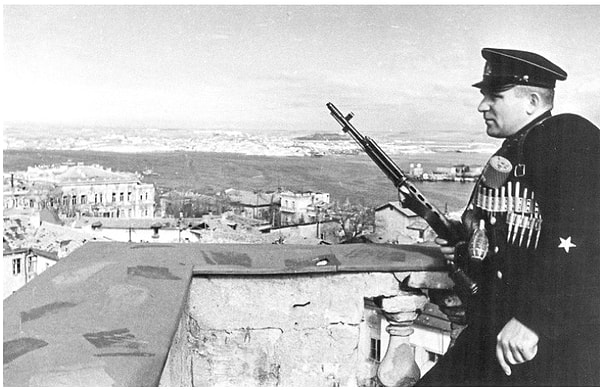 12. Вахта разведчика в Севастополе, 1942 год.