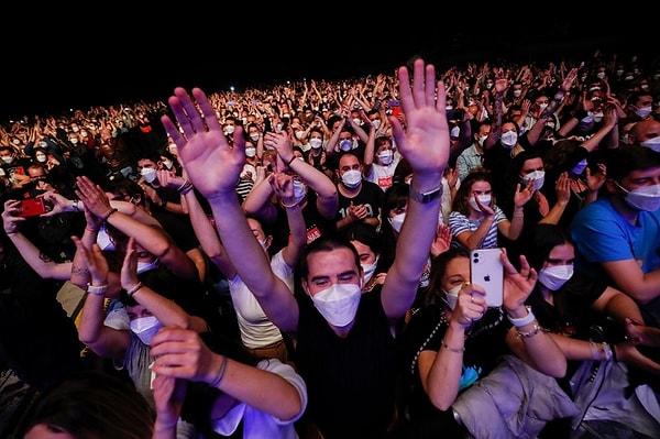 Barselona kentindeki Sant Jordi Spor Salonu'nda bir rock müzik grubunun konserini 5 bin kişi izledi.