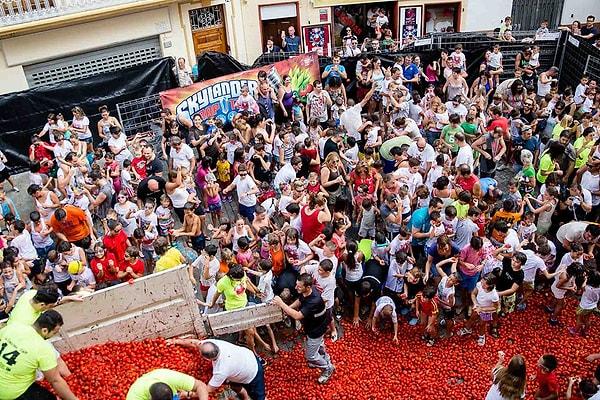 5. İspanya'da 1945 yılından beri her yıl ağustosun son çarşambası La Tomatina festivali yapılır.