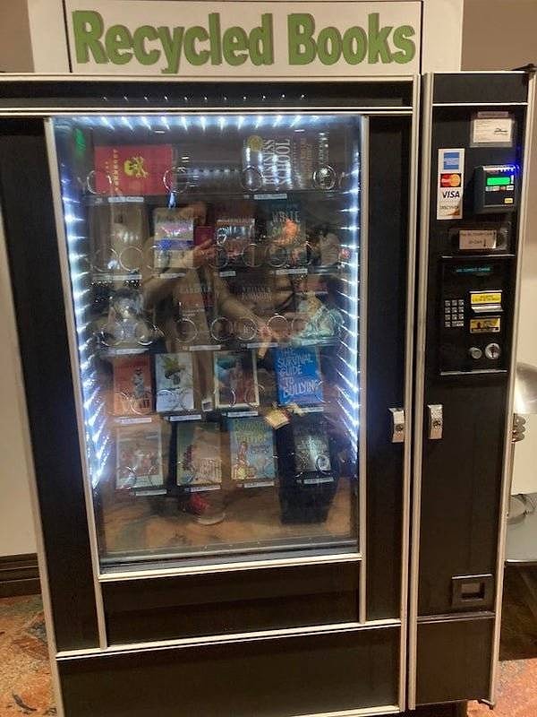 12. "В этом аэропорту есть автомат для книг, потому что для книжного магазина просто не хватило места".