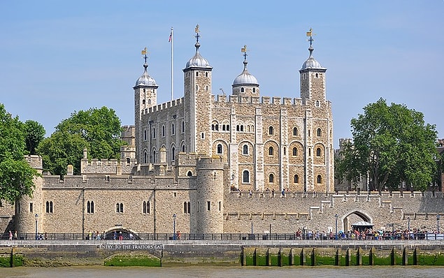19. Altı adet kuzgun her zaman Londra Kulesi'nde yaşamalıdır.