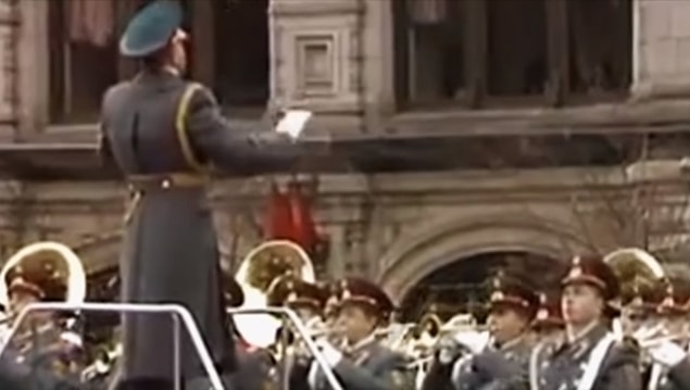 7. Pek çok açıdan eleştirilse de, birçok Rus'un Rusya'yı eski gücüne getirecek bir yönetici istediğini analiz ederek biraz farklı sözlerle olsa da eski Sovyet marşını geri getirdi.