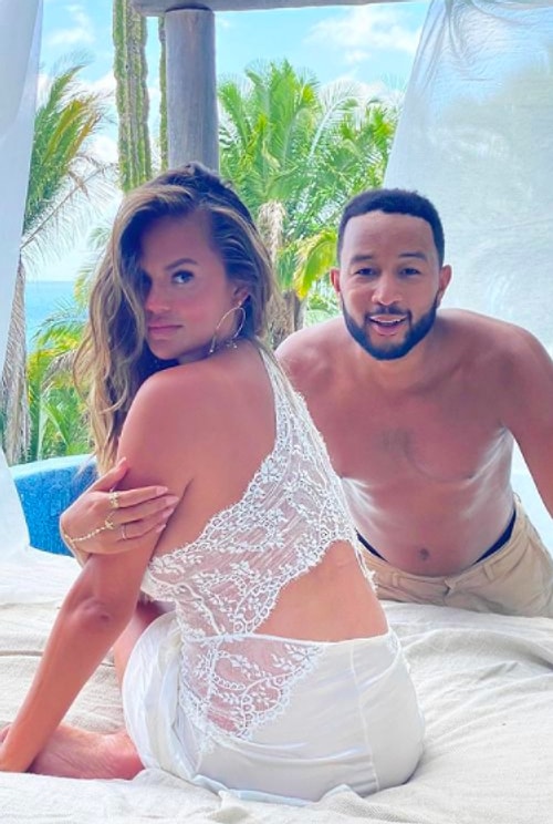 Chrissy Teigen Eşi John Legend ile Cinsel Münasebete Girdikleri En Garip Yeri İtiraf Ederek Herkesi Dumur Etti