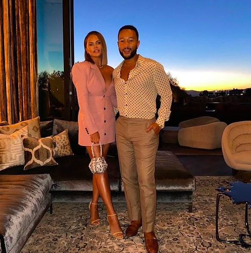 Chrissy Teigen Eşi John Legend ile Cinsel Münasebete Girdikleri En Garip Yeri İtiraf Ederek Herkesi Dumur Etti