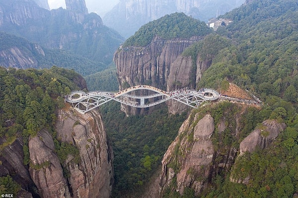 Мост длиной 100 м проходит через долину Шэньсяньцзю в провинции Чжэцзян.