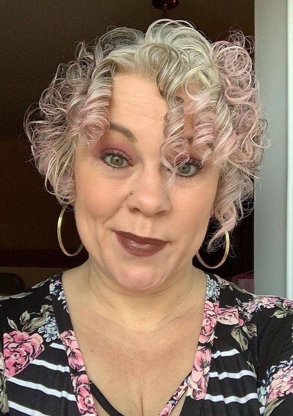 2. "Добавила немного розовинки в серебро своих волос, и теперь они смотрятся совсем по-другому. А кудряшки, кстати, полностью натуральные".