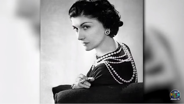 1920'li yıllarda bronz ten ve yüzdeki bronz makyaj uygulamaları Coco Chanel tarafından popüler hale getirildi.