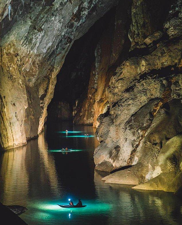 15. Son Doong isimli mağara Vietnam'da yer almaktadır ve dünya üzerinde keşfedilmiş en büyük mağaradır.