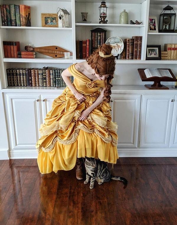 17. "Hafta sonları profesyonel bir prenses olarak çalışıyorum. Kedim ise her bir kostümümü detaylıca inceliyor."