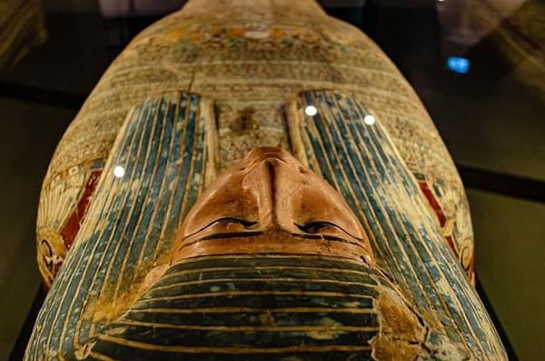 Tabii ki bu olayların birbirleriyle bağlantılı olduğunu söylemek zor ancak sosyal medyada birçok kullanıcı bu felaketlerin nedenini Kral II. Ramses de dahil olmak üzere 22 mumyanın müzelere teslim edileceğine bağladı.