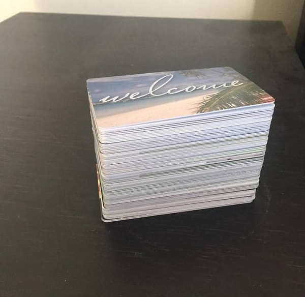 3. "Я сохраняла все отельные карточки-ключи на протяжении первого года работы в авиалиниях".