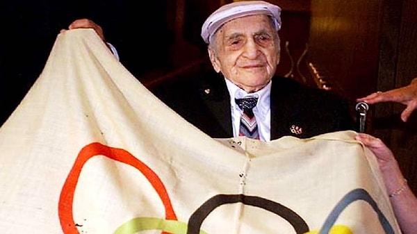 9. Olimpiyatların ilk bayrağı 77 senedir kayıptı, ta ki o yıl müsabakalara katılan Ermeni bir atletin kendisinde olduğunu söyleyene dek.