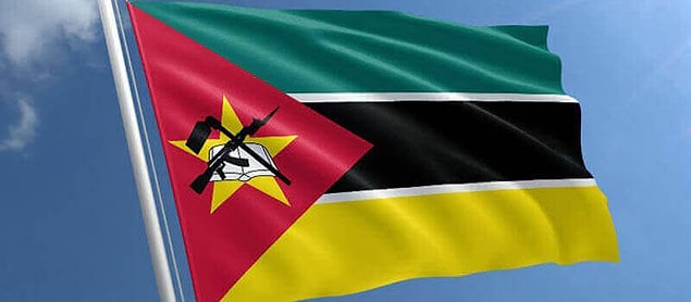 11. Mozambik bayrağında bir AK-47 yer alıyor.