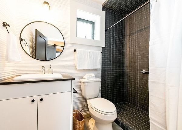 9. А здесь у нас туалет с просторным душем.